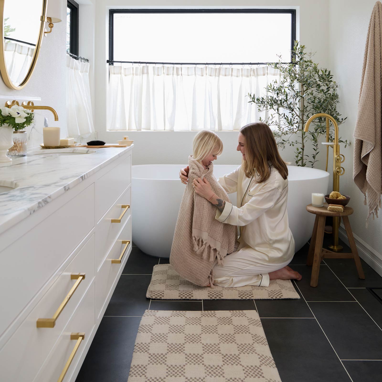 Plush, Padded & Protective
Bath time, reimagined.
We reimagined the bath rug with you - and your knees - in mind. Our memory foam liners provide an extra padded layer that not only feels luxurious underfoot, but also protects your knees while bathing little ones.
