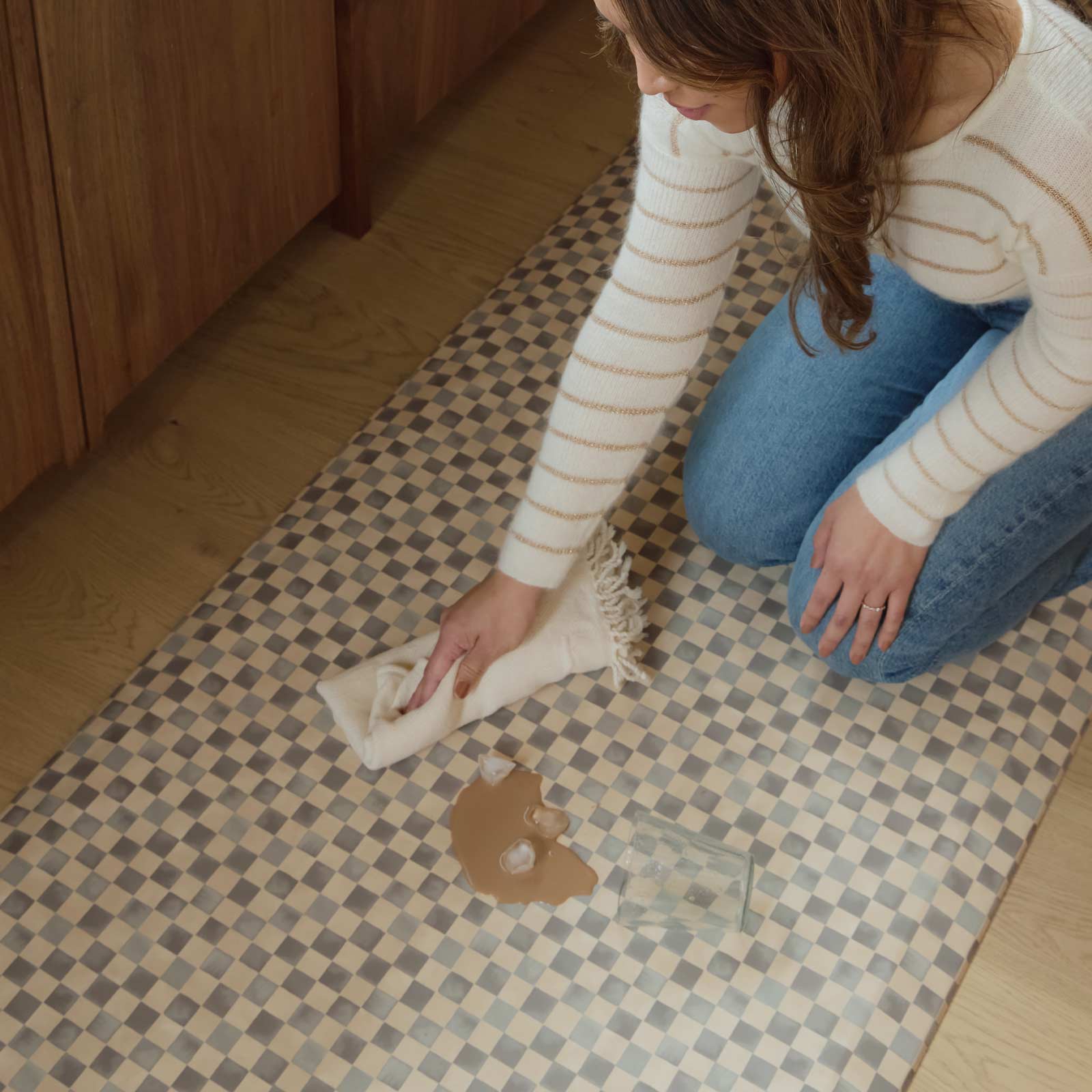 Easy Wipe Clean Surface
Spill Proof
Unlike fabric alternatives, there’s no need to launder these mats. Instead, wipe clean with your favorite all purpose cleaner or mild dish soap and dry with a cloth.