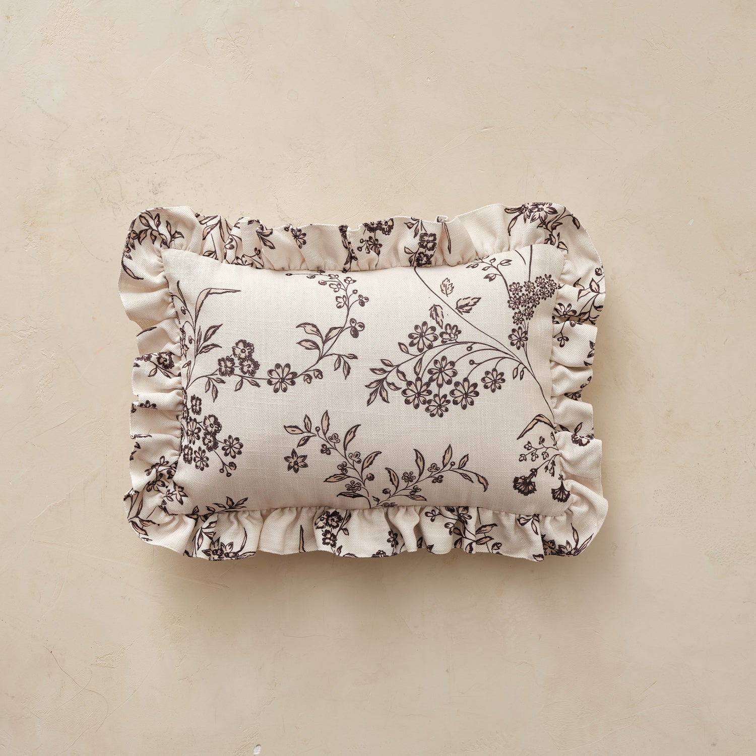 Medium Ruffle Pillow | Kit