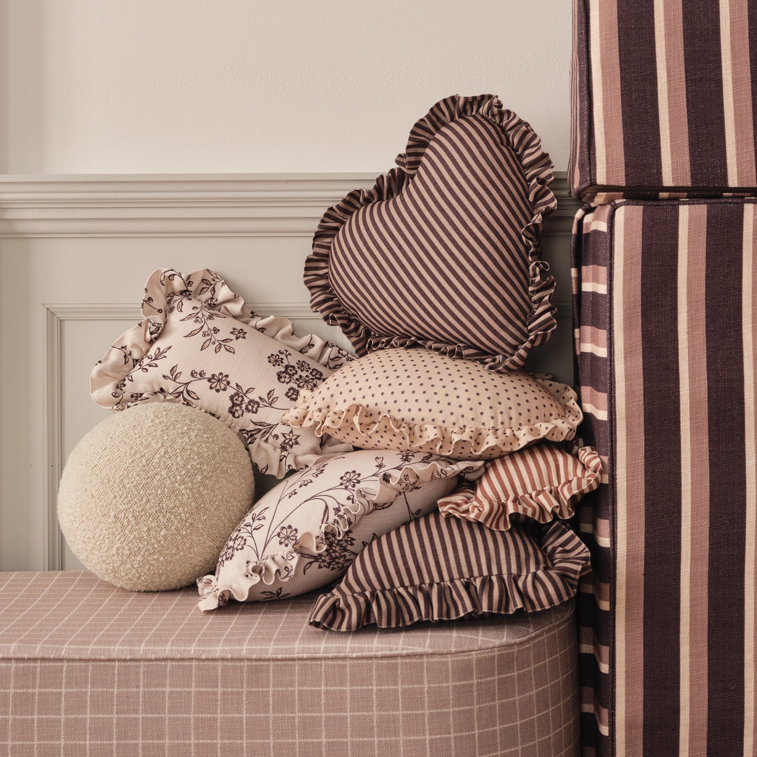 House of Noa Heart Ruffle Pillow - Thumbnail 2