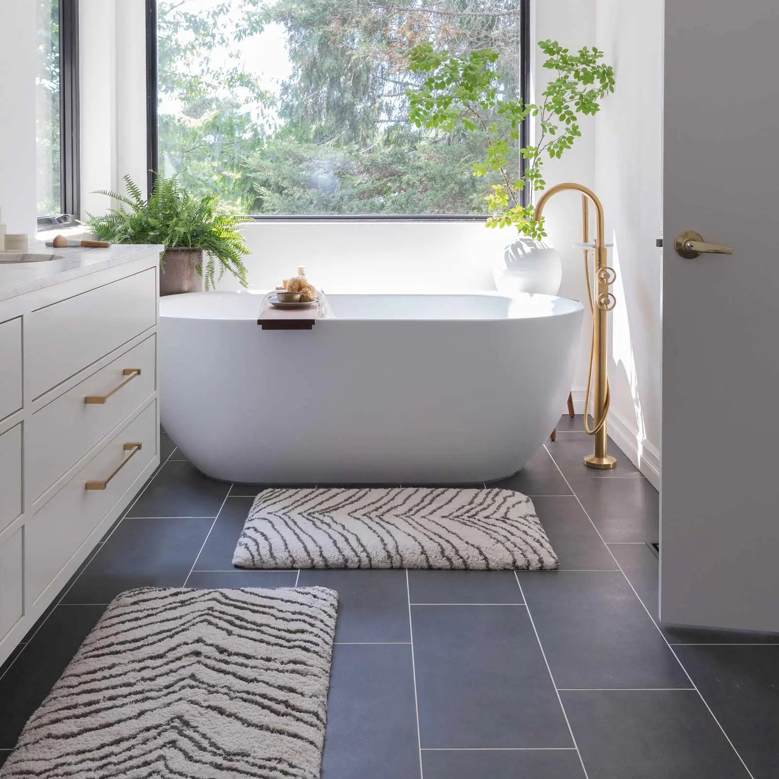 https://www.thehouseofnoa.com/cdn/shop/files/lifestyle_zelda_puffin_bathmat_133_1800x1800.webp?v=1696268381