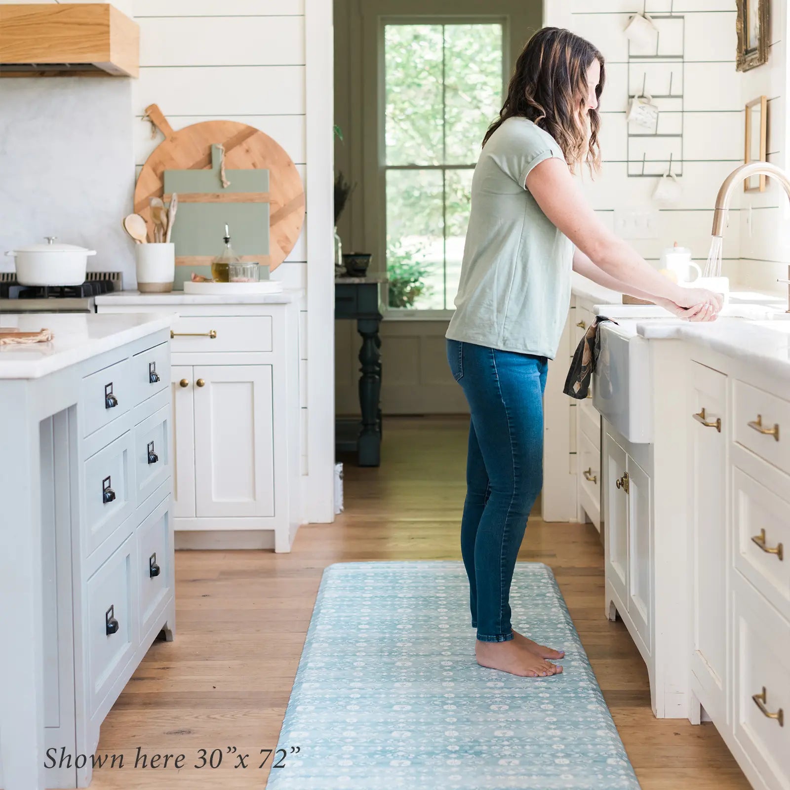 Nama standing mat Gemma sea blue floral with woman in front of kitchen sink in size 30x72